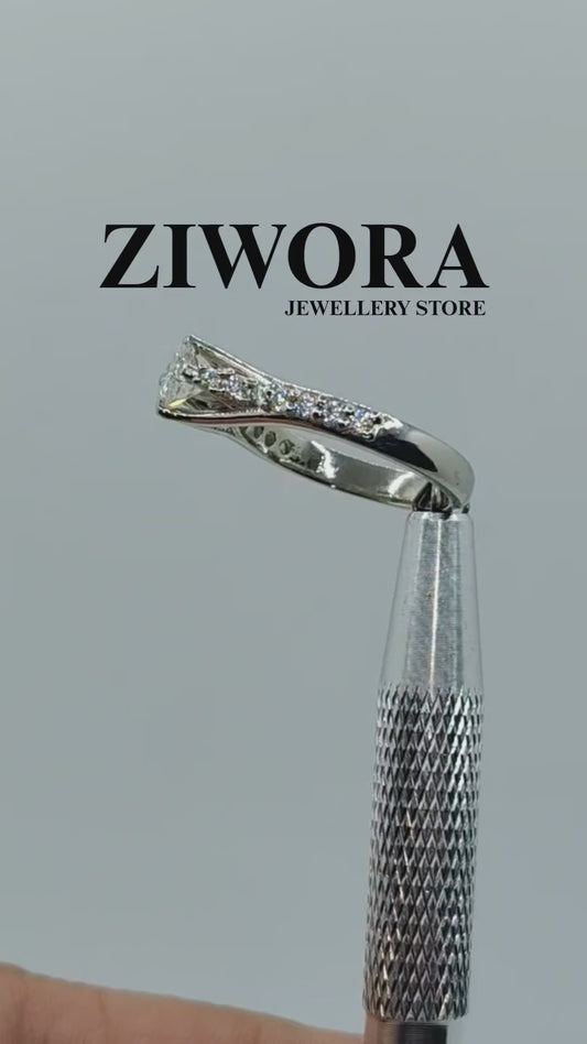 sparkling ring. premium silver white gold plated mossinite